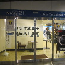 イートインが設置されている側の入口の様子