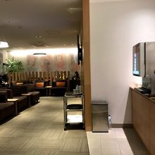 右手にあるのがジュースサーバー