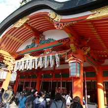 朱塗り鮮やか、お参りはすぐ