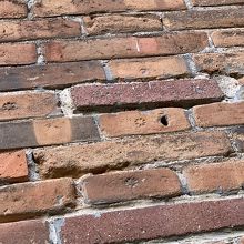 レンガに職人が付けた印をつけるが残ってます