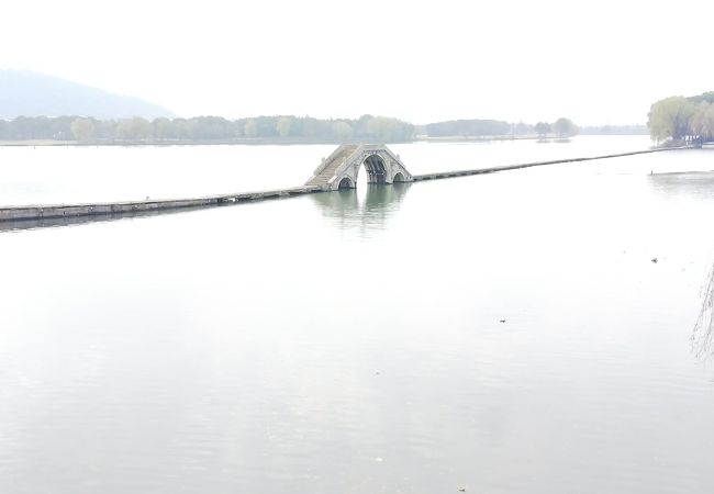 大海に浮かぶ海道は見事です