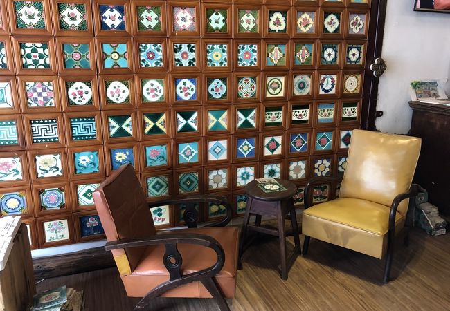 日本由来の色鮮やかな花タイルミュージアム