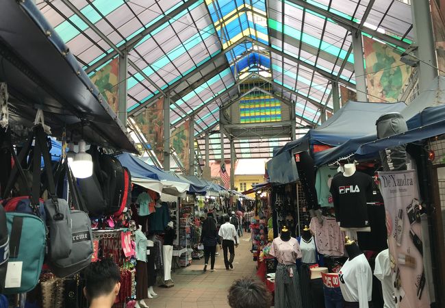 マスジットジャメ駅近くのアーケードバザール