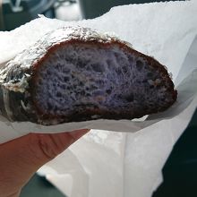名物の揚げパンは中が紫色でふわふわです。