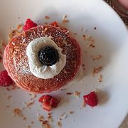 ピンク色の名物パンケーキとビュッフェを昼食で堪能。