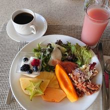 朝食のビュッフェです。果物、野菜を沢山とれます。和食もあり。