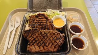 でっかいサイズのステーキが安いお値段でライス、サラダ付きで食べられる。