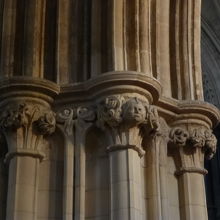 ぷっくりとした柱頭のレリーフがかわいい