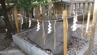 拝殿のお参りだけでなく牛石にお願いするのも忘れずに！