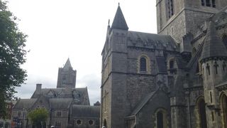 地下のクリプトはアイルランド最大！ユニークな展示も