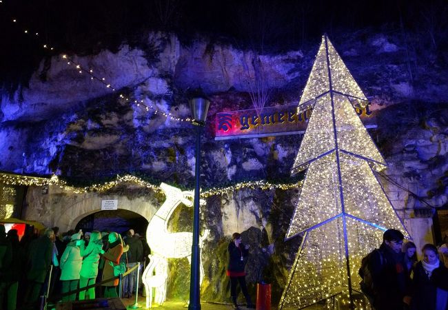 ファルケンブルグの洞窟のクリスマスマーケット