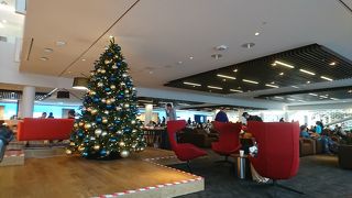 広くて解放感のあるラウンジ