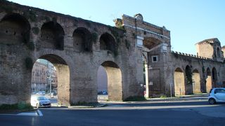 アウレリアヌスの壁にある門のひとつ