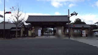 東寺道を進むと突き当たる