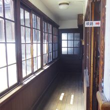 2階の展示室へ続く廊下です