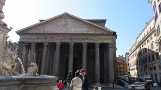 巨大な石造のパンテオンの・・・