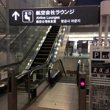 51番ゲート側のエスカレーター上に有ります