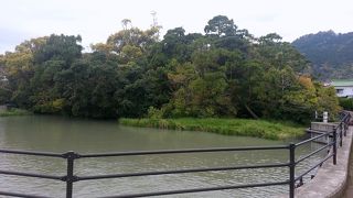 町の真ん中の沼に浮かぶ小島