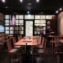 店内も民芸調で、おざさんは落ち着きます