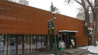 北大の正門横にあります