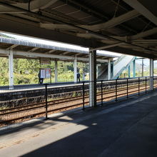 醒ヶ井駅のホームです。東海道本線の立派なホームです。