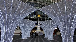 白と青いライトできれいです。