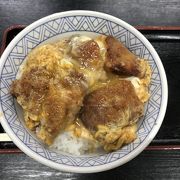 かつ丼をたべ