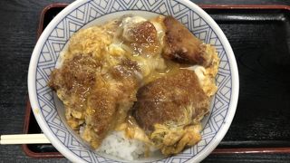 かつ丼をたべ