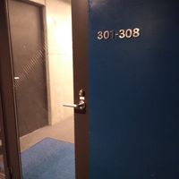 部屋へ行く途中の共有スペースへの入口