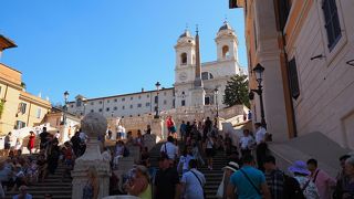 こんなに広い階段は何故に