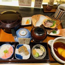 愛媛の郷土料理が一気に食べられるセット。