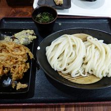 ざるうどん（大盛）とかき揚げ、茄子天 