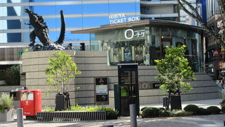 大きな像が建っていました