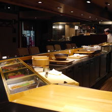 個室以外にカウンターもあります