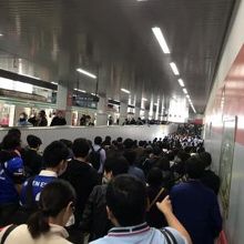 到着時もかなり混雑。