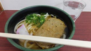 駅の構内で便利　じゃこ天うどんを。