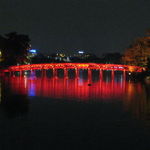 ホアンキエム湖にかかる赤い橋。ライトアップされてキレイ。