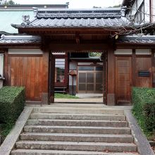 寺院名と神社名が同じ大きさで対に並ぶ