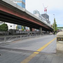 南東詰辺りからの様子