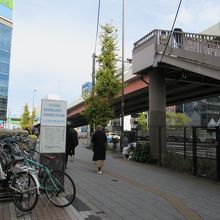 南西側からの様子 (やや左手が「柳原土手跡」の説明板)