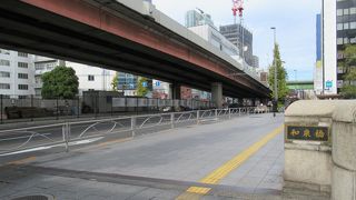 中央部分に高架橋があり長さより幅の方が広い橋です