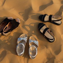 サンダルも砂だらけになるので脱いでしまいました。