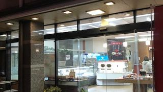 鹿児島中央駅の西口のケーキ屋と併設