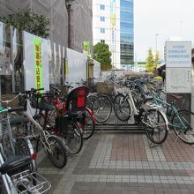 説明板が立つ自転車置場(和泉橋は向こう側)