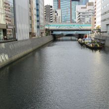 和泉橋から川上(西方向)の様子