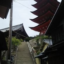 階段を上った高台にある。