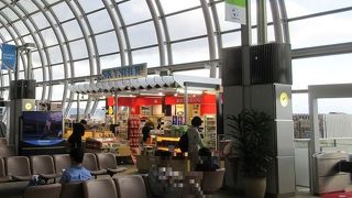 搭乗前の空いた時間で軽食やドリンクを購入しました。