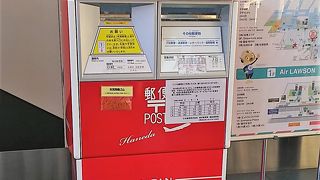 空港内のユニークなポスト。