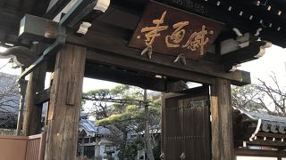 立派な山門が目立ちます