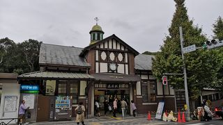 都内で一番古い木造の駅舎